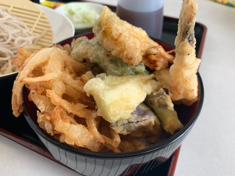海老天や野菜天がのった日本そば処しえすたのミニ天丼のアップ