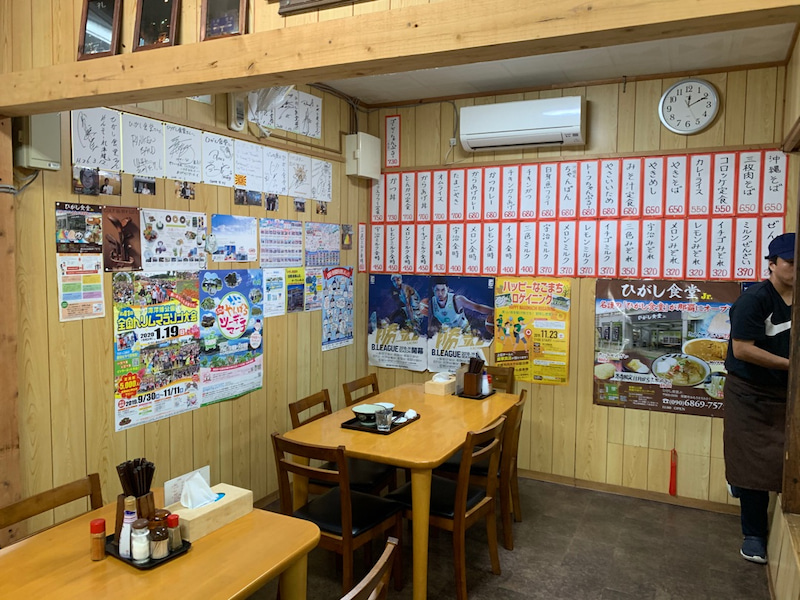 ひがし食堂の店内の様子。有名人のサイン色紙が壁一面に飾られている
