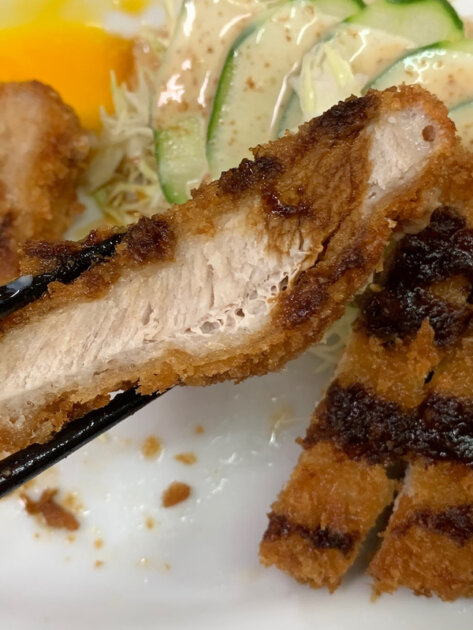とんかつの断面。サクサクの衣とお肉の厚みが絶妙