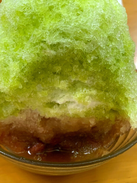 氷の下に隠れた金時豆が見え始めている様子