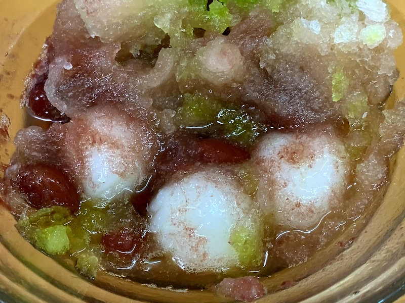 ぜんざいの中から出てきたもちもちの白玉団子