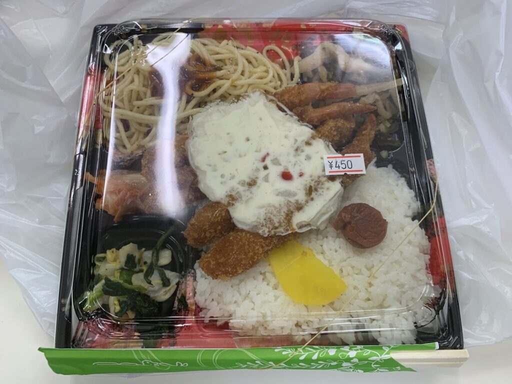 蓋が閉まった状態のエビフライ弁当。ずっしりとした重量感があります。