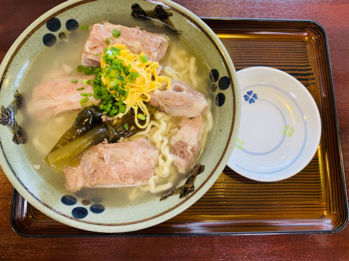 高江洲そばのソーキそば大。大皿に盛られたトッピングが鮮やか