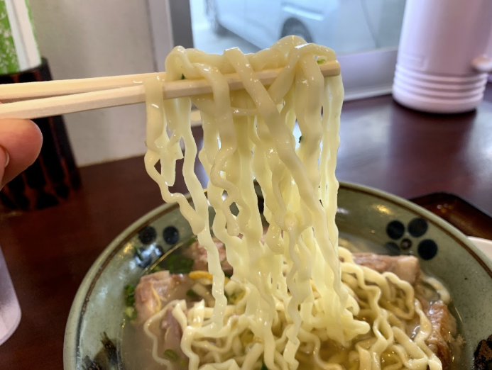 高江洲そばの平打ちちぢれ麺のリフトアップ
