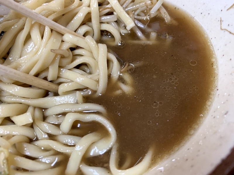 麺とスープが見える器の中