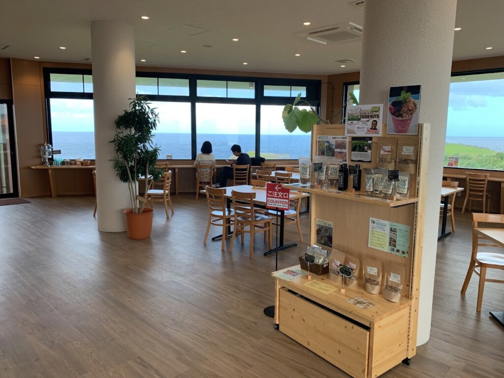 ふしくぶカフェ店内と窓から見える海
