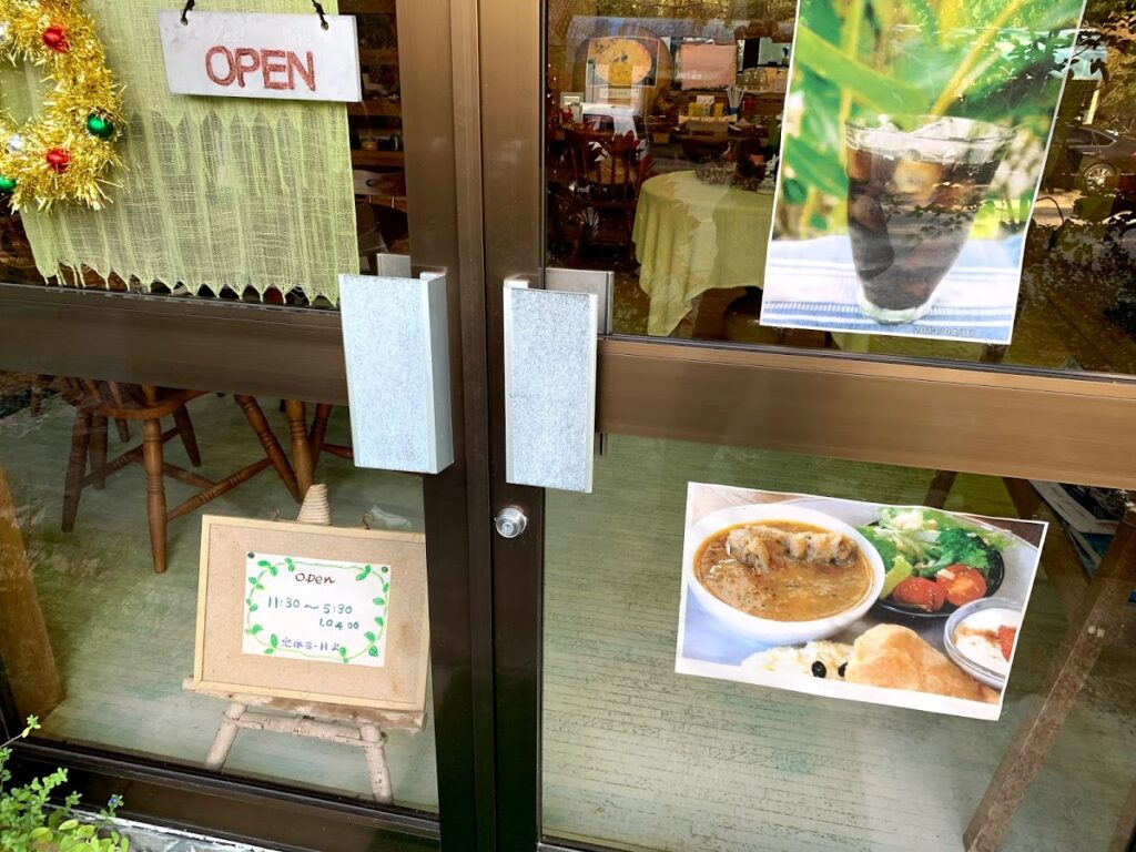 店舗周辺の豊かな森の風景