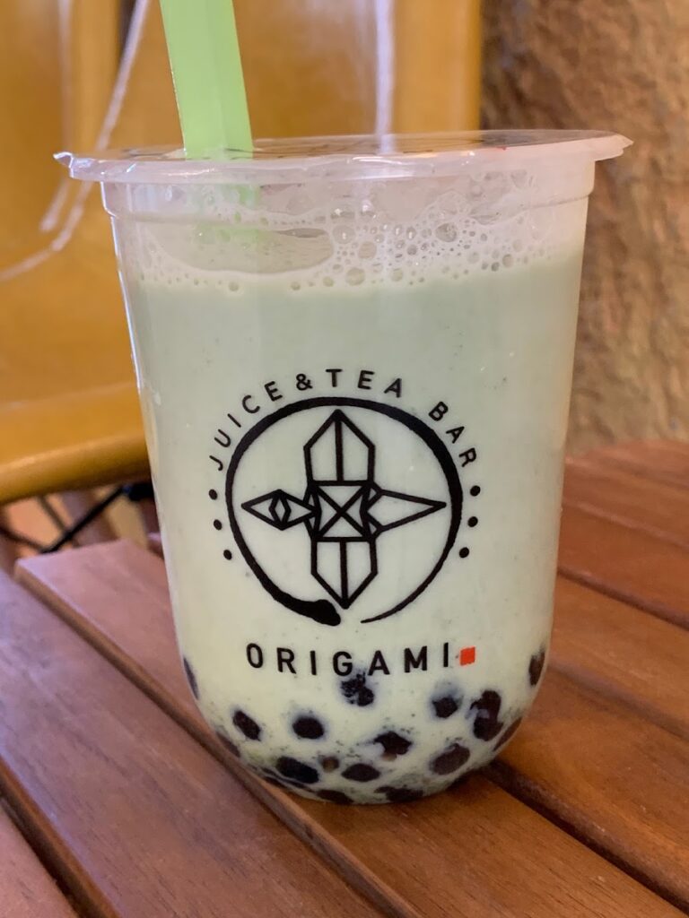 ORIGAMIの京都宇治抹茶タピオカミルクティ。抹茶の層が綺麗です。