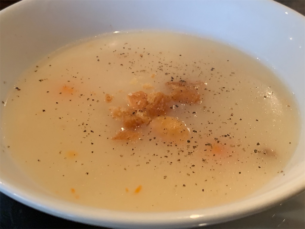 沖縄のステーキ店でおなじみの白っぽいスープ。素朴で優しい味わい