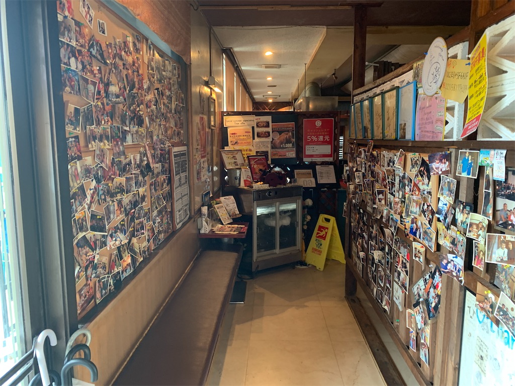 ステーキハウスCapitalの店内の壁に飾られた多くの写真、歴史を感じる
