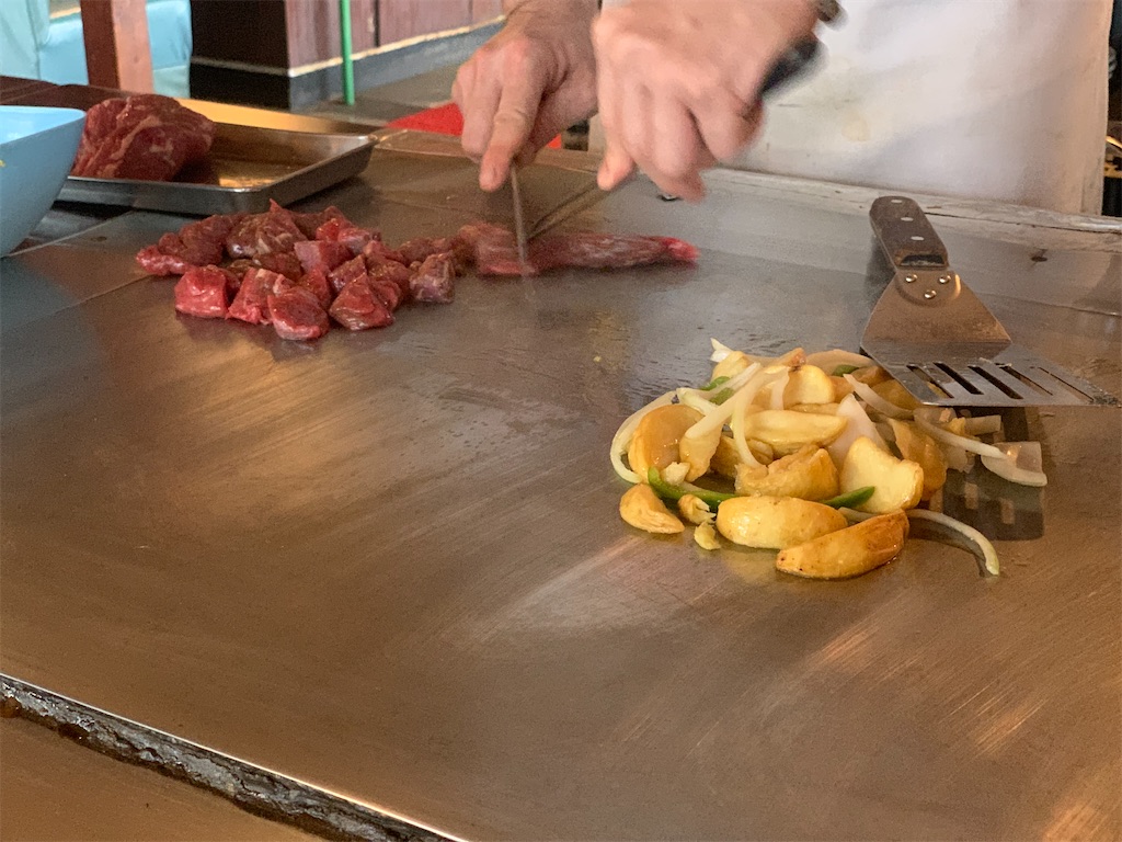 シェフが目の前で手際よくステーキを焼き上げる様子、ライブ感満載