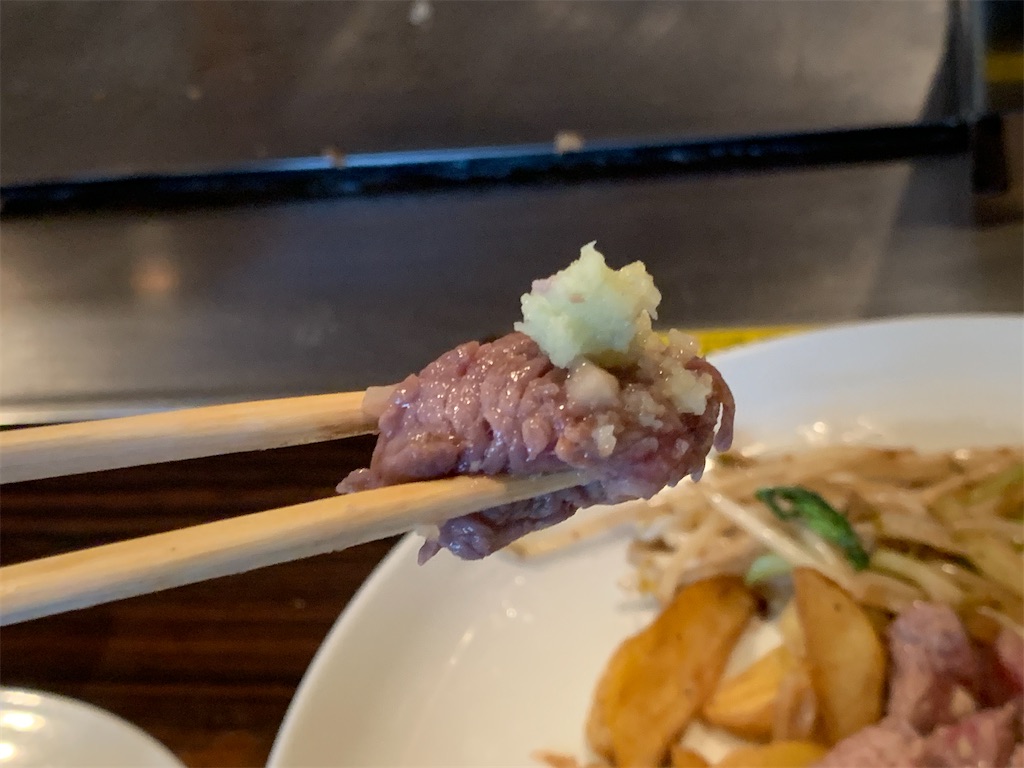 わさび風味の大根おろしを添えたステーキ、さっぱりとした味わい