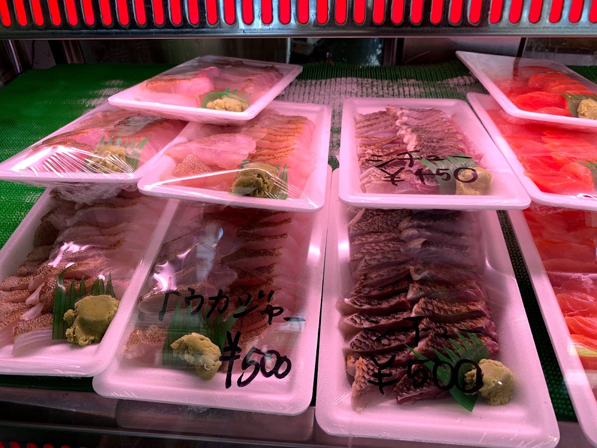 与那嶺鮮魚店で売られている地魚の値札