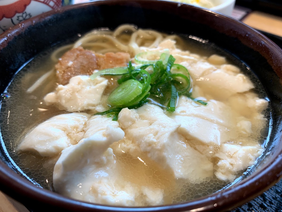 どんぶりを覆い尽くすほどのふわふわなゆし豆腐。出汁の香りが漂ってきそう