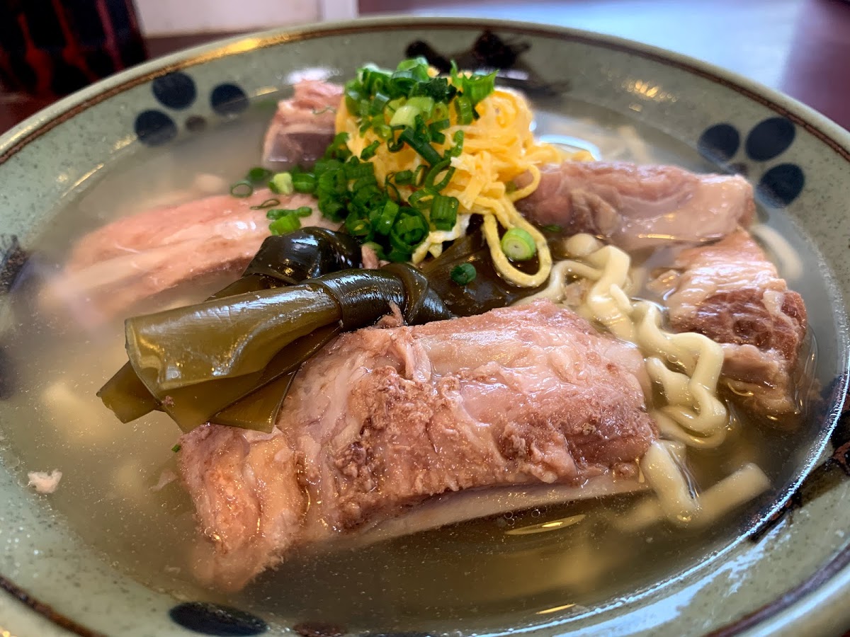 澄んだカツオスープと骨付きソーキ、昆布のアップ