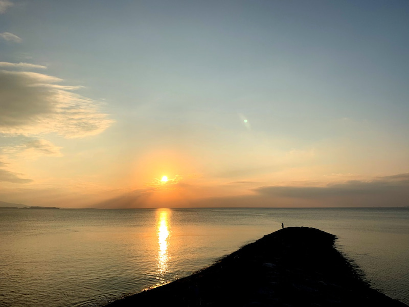 名護市東江の東江原第三公園付近で空がオレンジ色に変わる夕方