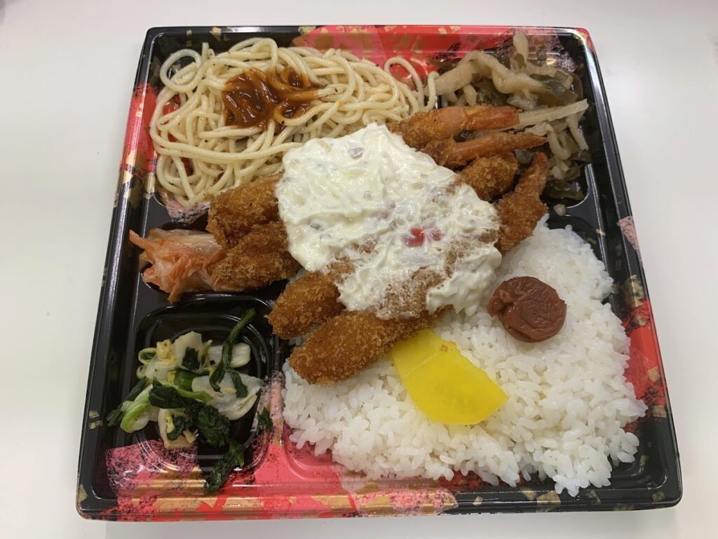エビフライが4本入った十八番のエビフライ弁当。おかずが隙間なく敷き詰められている