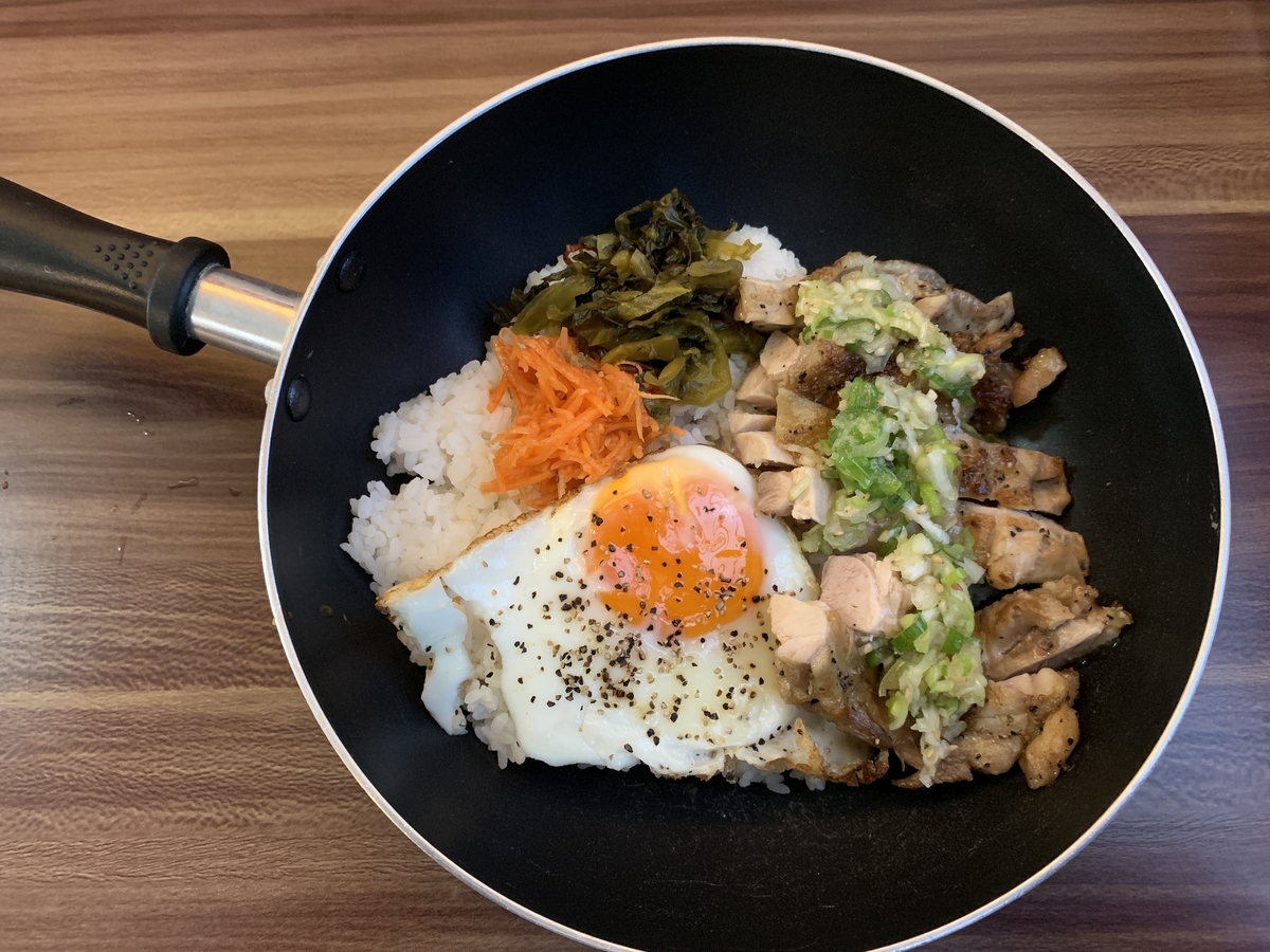 食堂まんぷくのねぎ塩チキン弁当。ご飯とおかずがぎっしり詰まった満足感の高い仕上がり