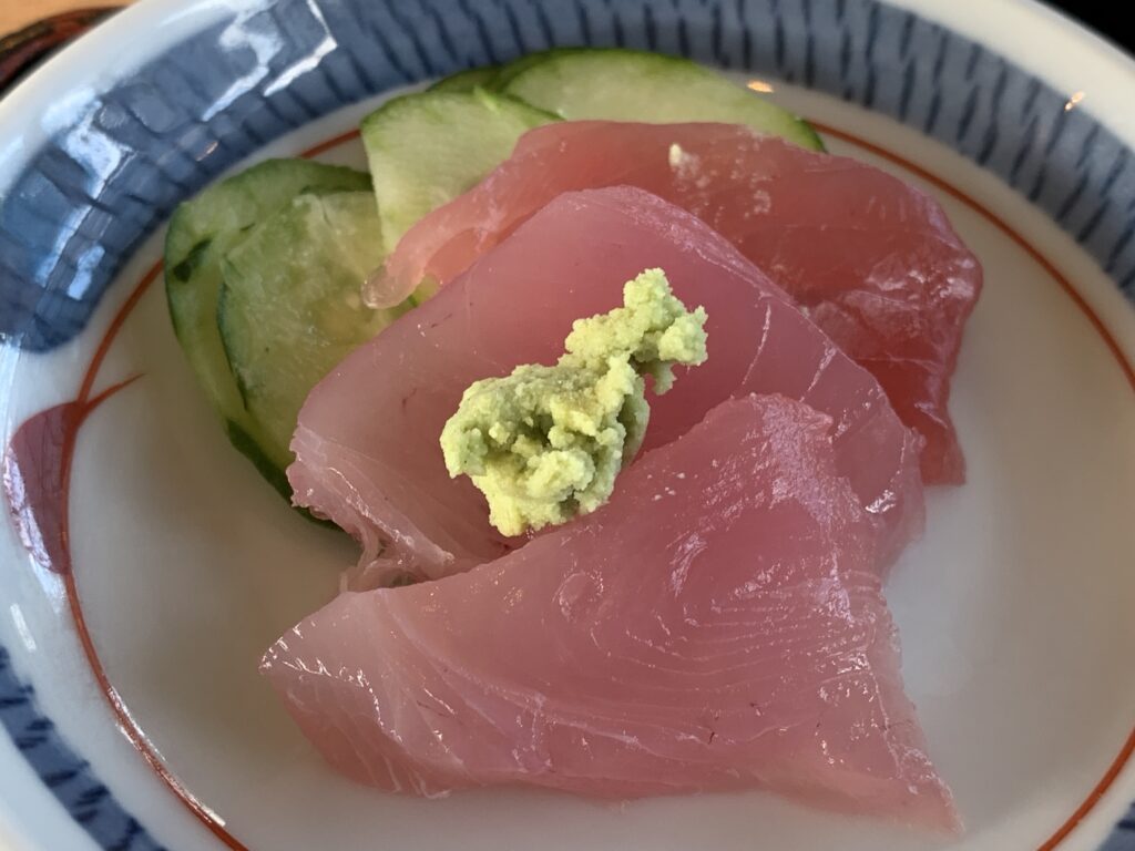 牛もやし炒めに付いていた刺身