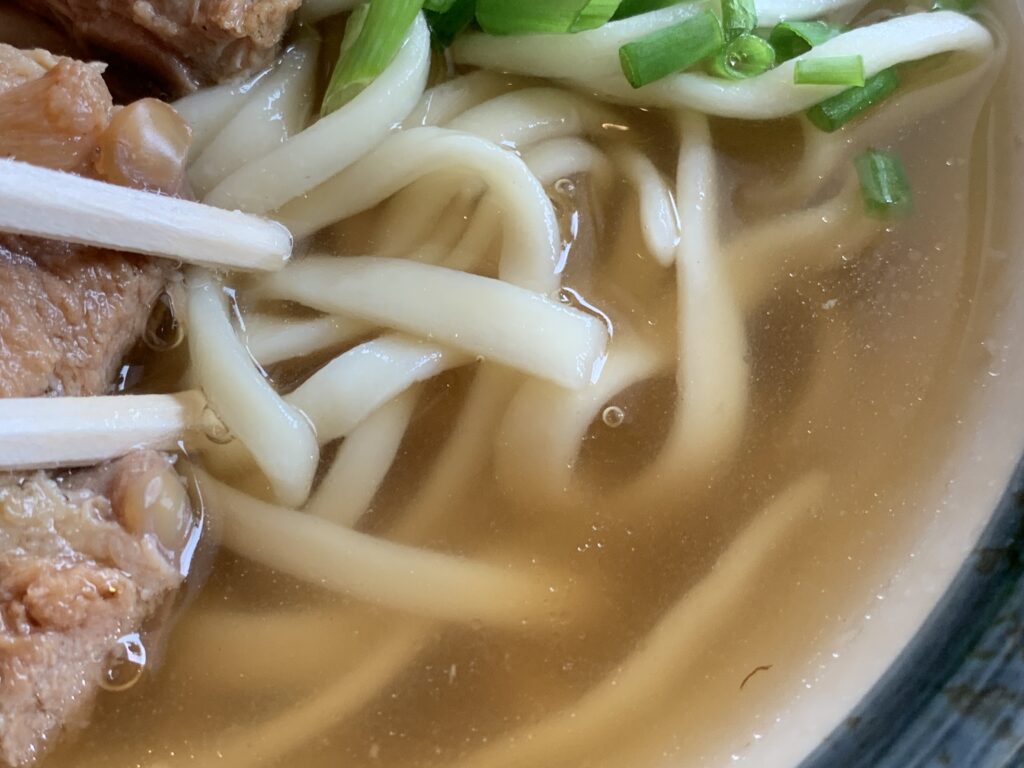 やまびこのソーキそばのスープ