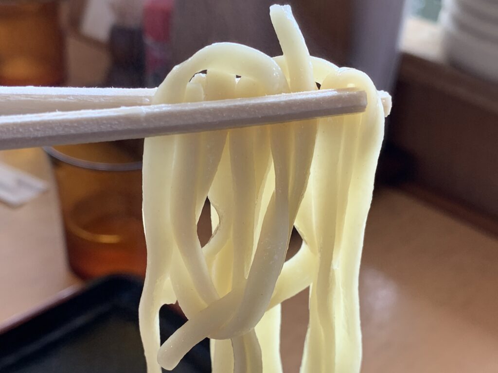 やまびこのソーキそばの麺
