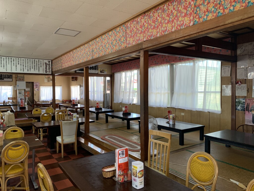広々とした座敷とテーブル席が並ぶ、昔懐かしい我部祖河食堂本店の店内