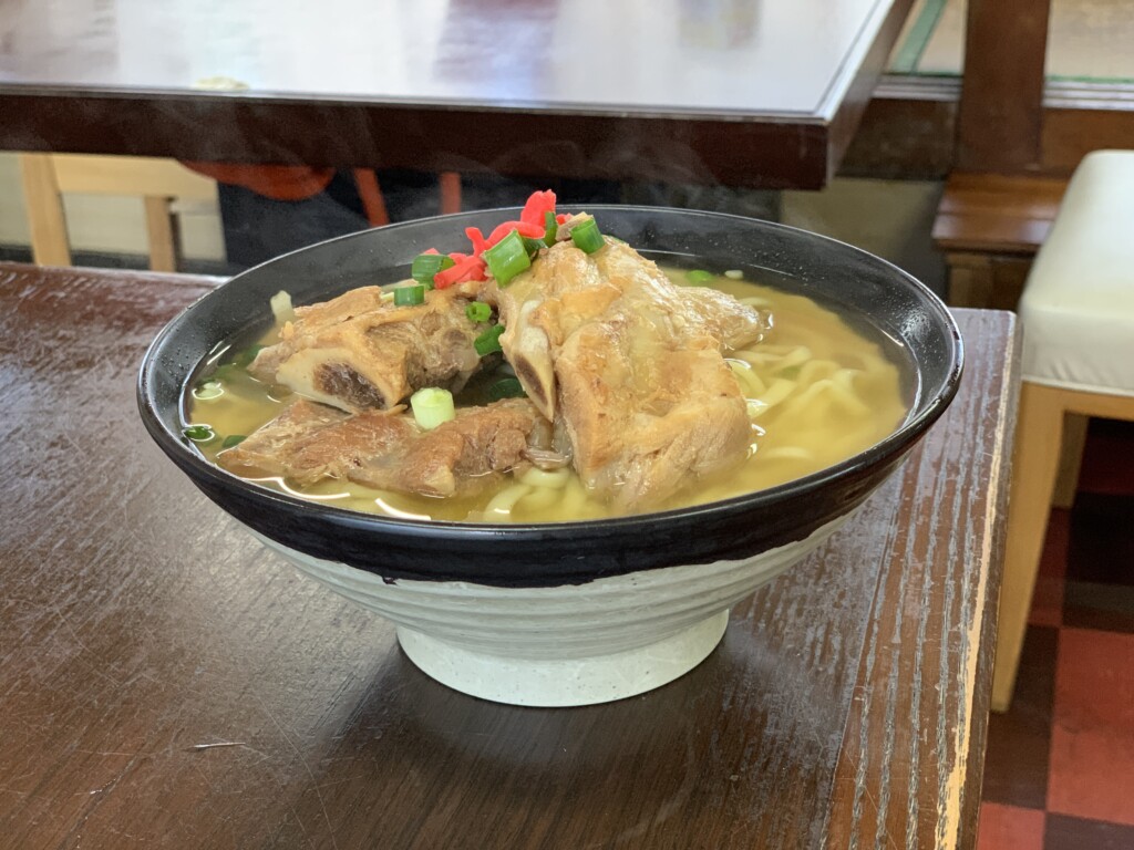 スープが絡んだ中太の沖縄そば麺のアップ