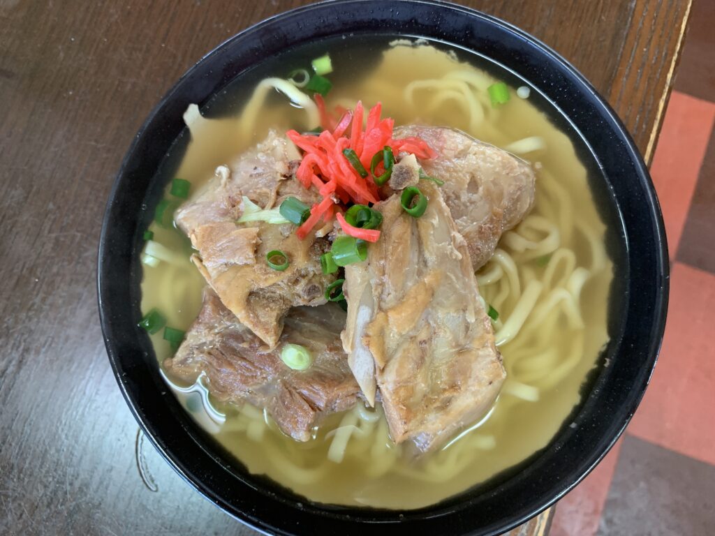 大きなソーキがゴロゴロとのったソーキそばの別角度ショット