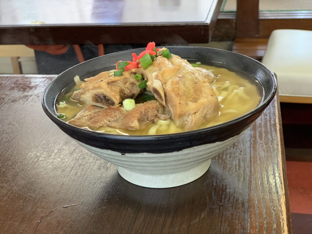 どんぶり一杯にソーキが盛り付けられた我部祖河食堂本店のソーキそば