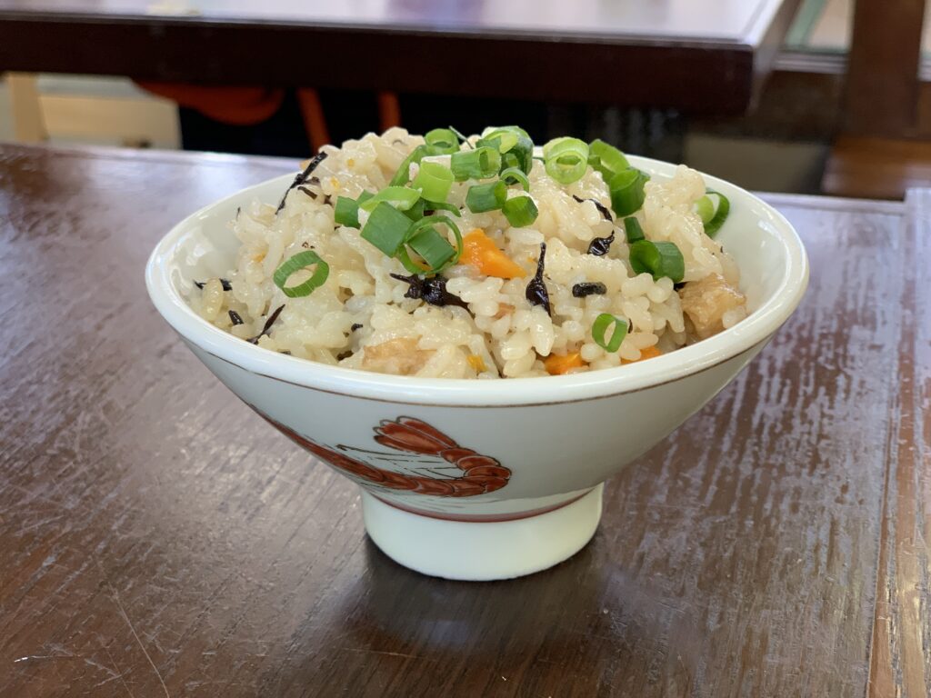 茶碗に盛られた具沢山のジューシー