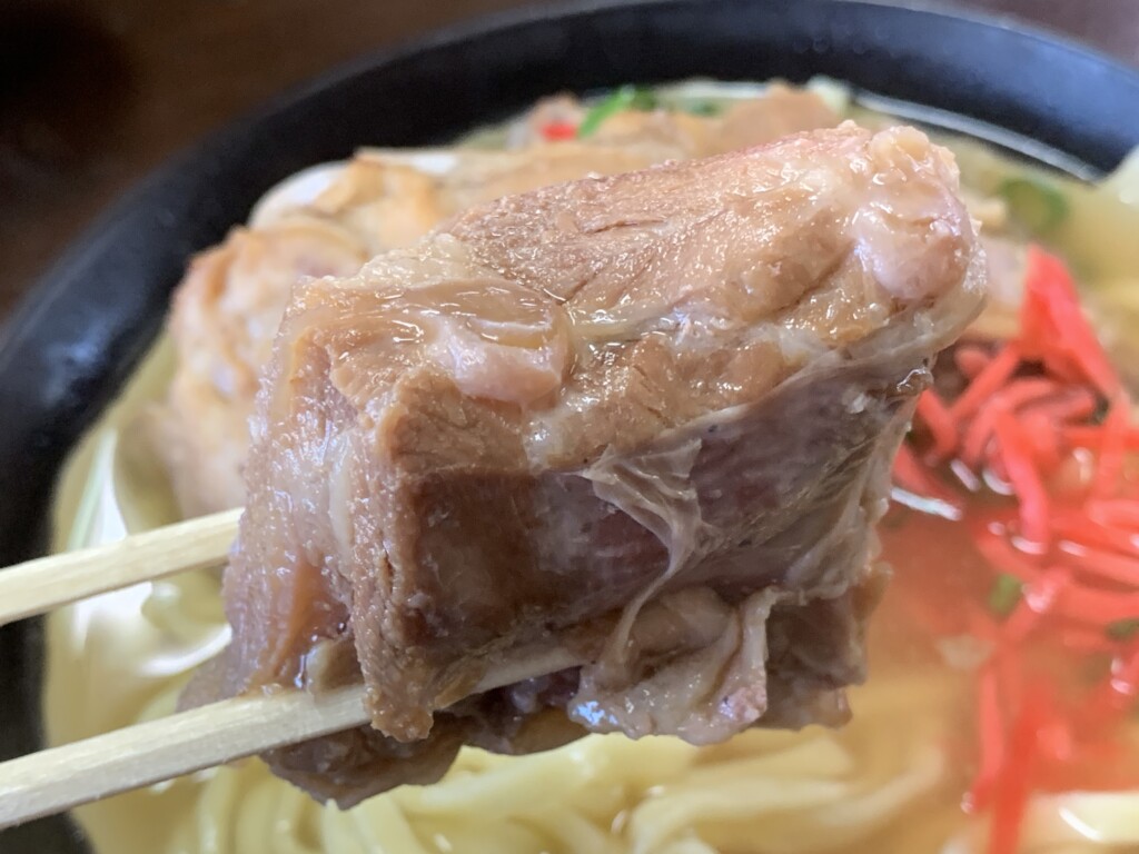 お箸で持ち上げた柔らかそうなソーキ肉