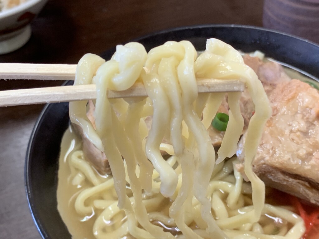 味がしっかり染み込んでいそうなソーキ肉のアップ
