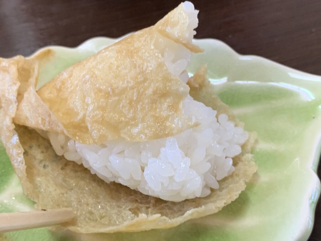 白い酢飯が詰まったいなりずしの断面