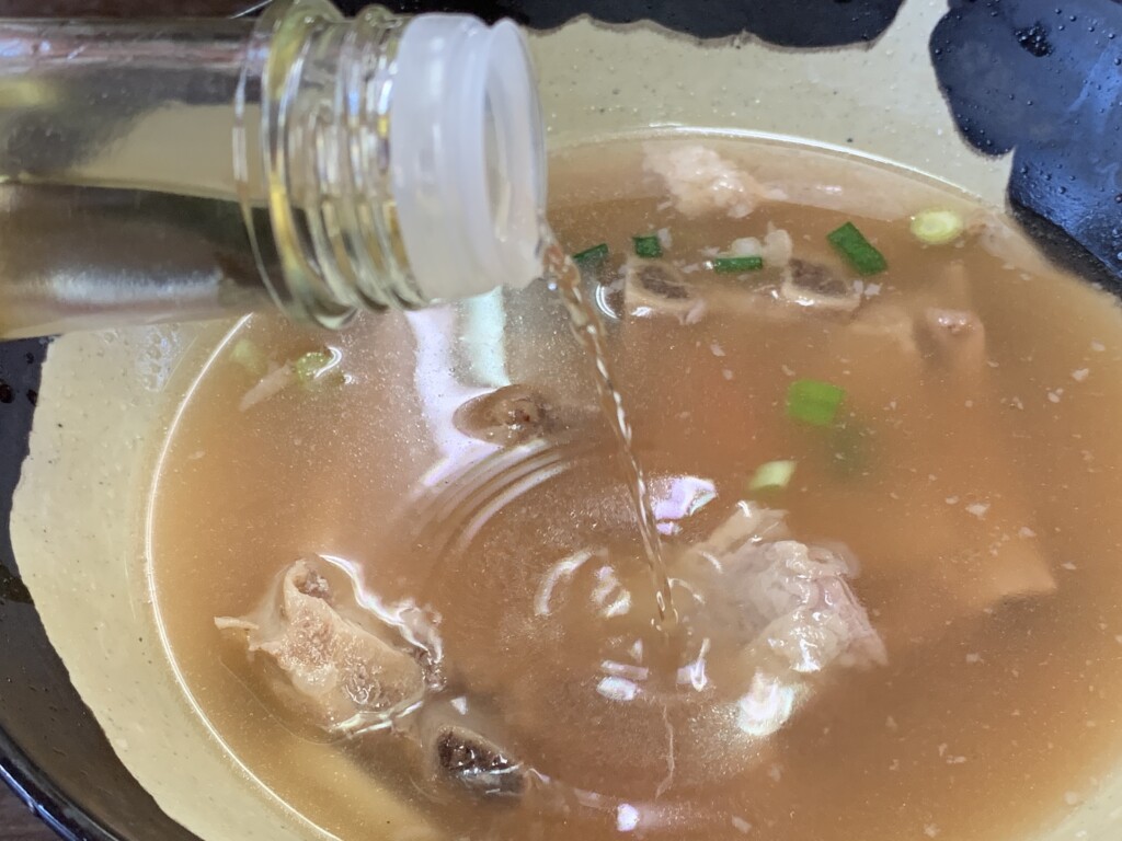 味変のためにコーレーグースを数滴垂らしたソーキそば