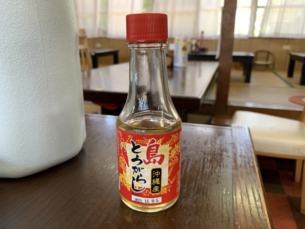 テーブルに置かれた自家製のコーレーグースの瓶
