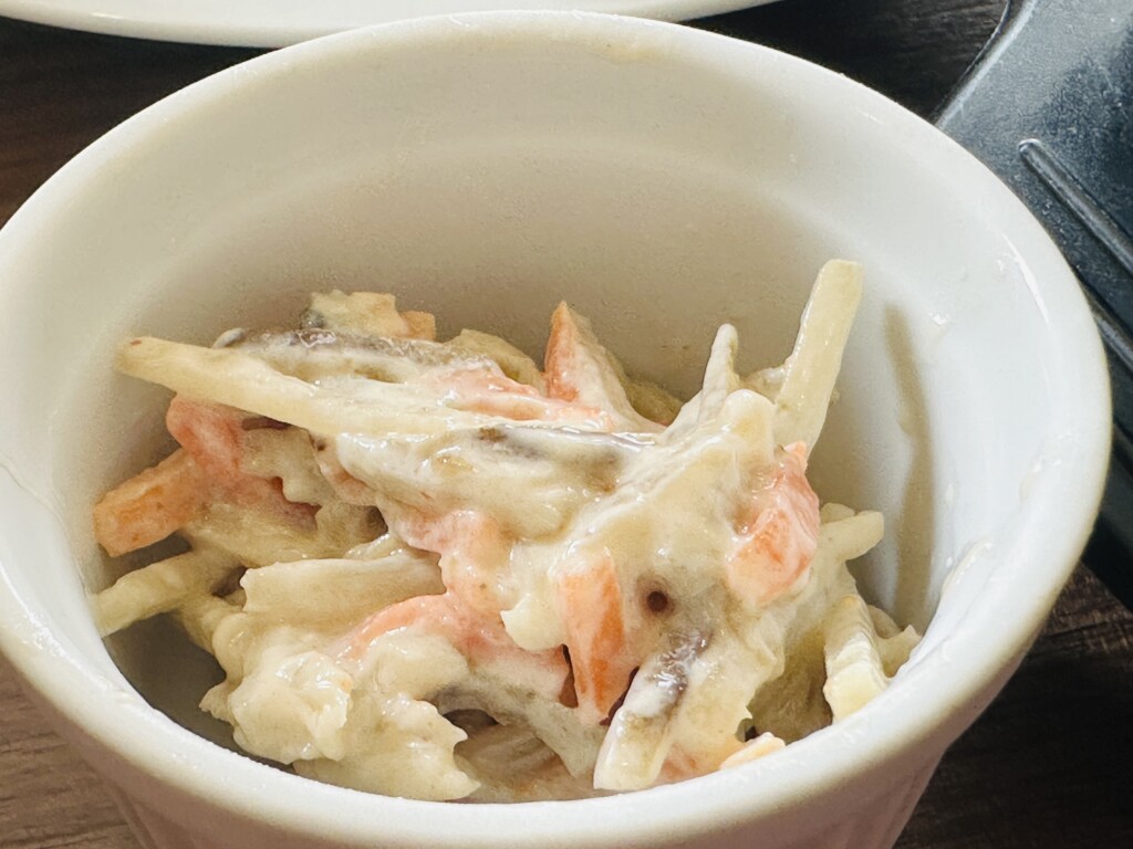 副菜のアップ。シャキシャキとした食感のごぼうの小鉢が添えられている
