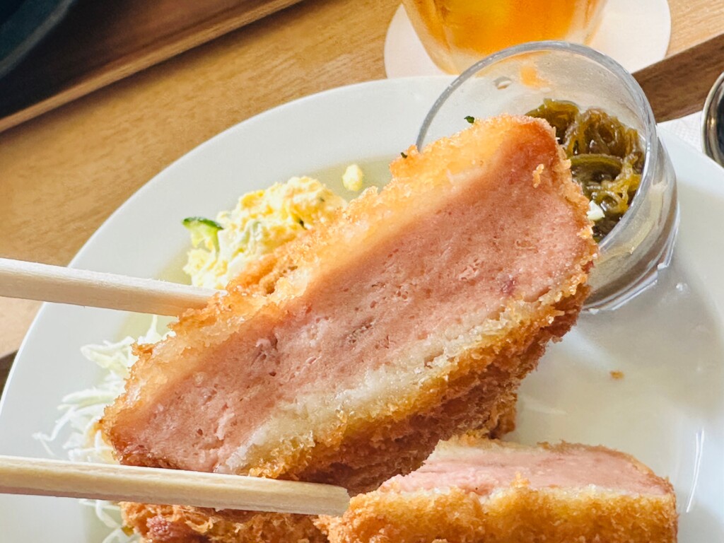 ハムカツの断面。驚くほど厚みがあり、食べ応え十分な様子がわかる