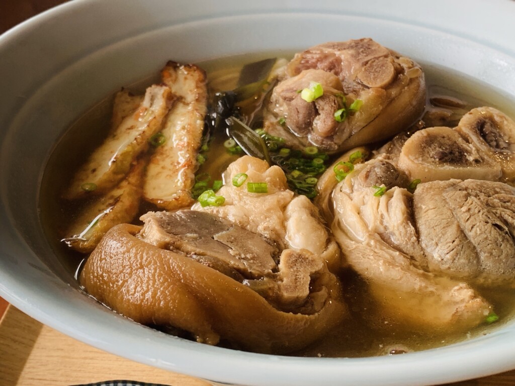 スマイル食堂＆Cafeのトロトロに煮込まれた柔らかいテビチのアップ