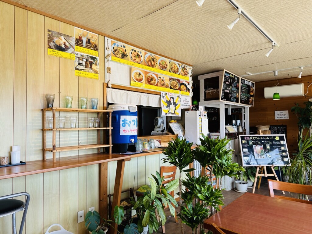 スマイル食堂＆Cafeの明るく清潔感のある店内の様子