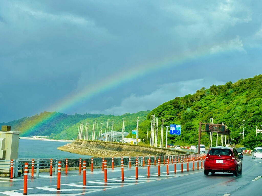 沖縄の空にかかった鮮やかな虹