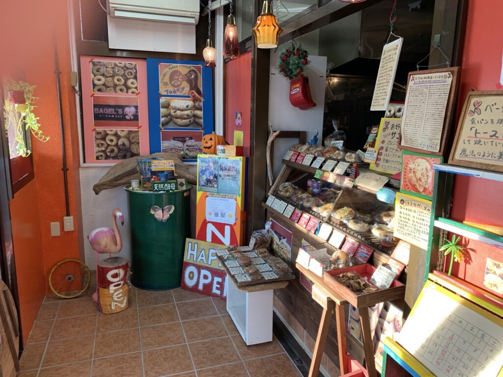 ベーグル ミスリの店内。木製の棚にたくさんのベーグルが並んでいる様子