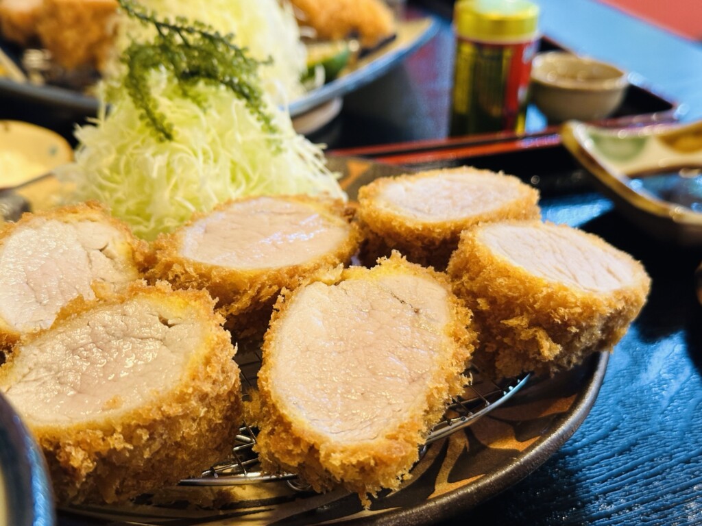 驚くほど肉厚で、ほんのりピンク色が残る絶妙な揚げ加減のあぐーヒレかつ断面