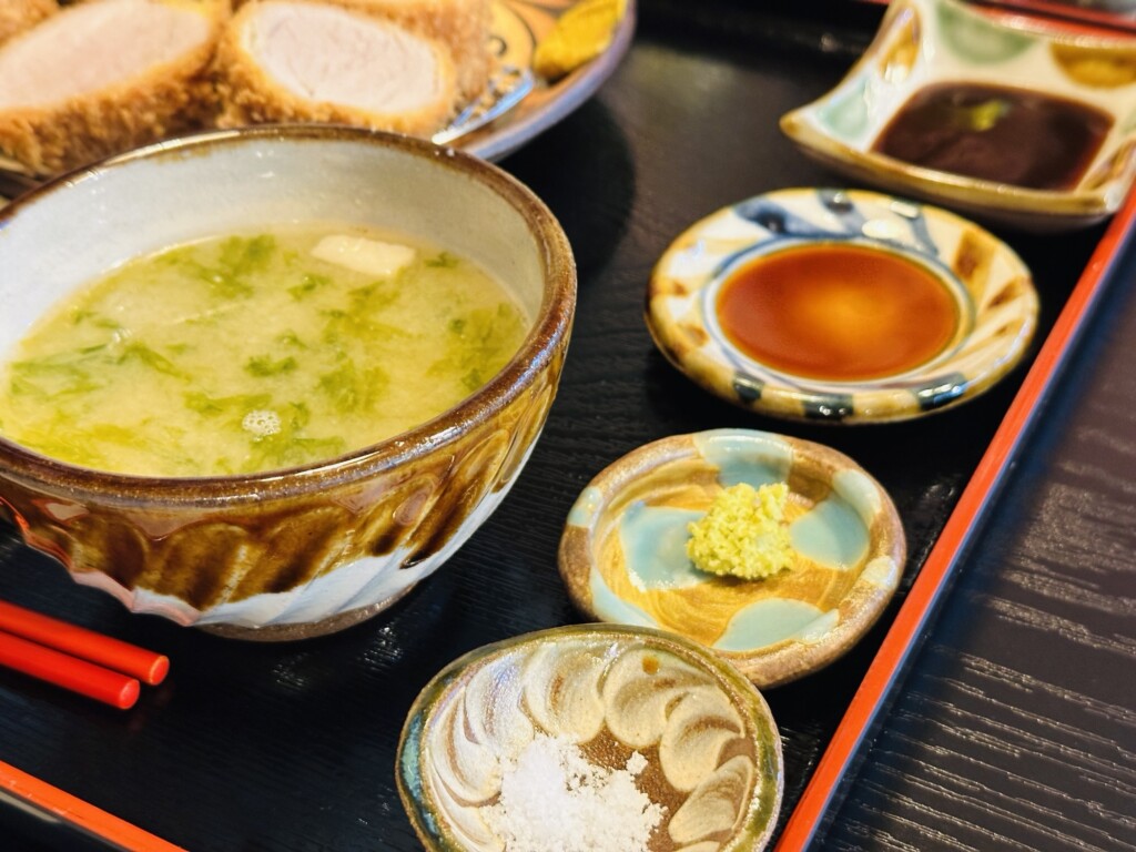 塩をつけて肉の旨みを最大限に引き出す、沖縄やんばる家のとんかつの美味しい食べ方