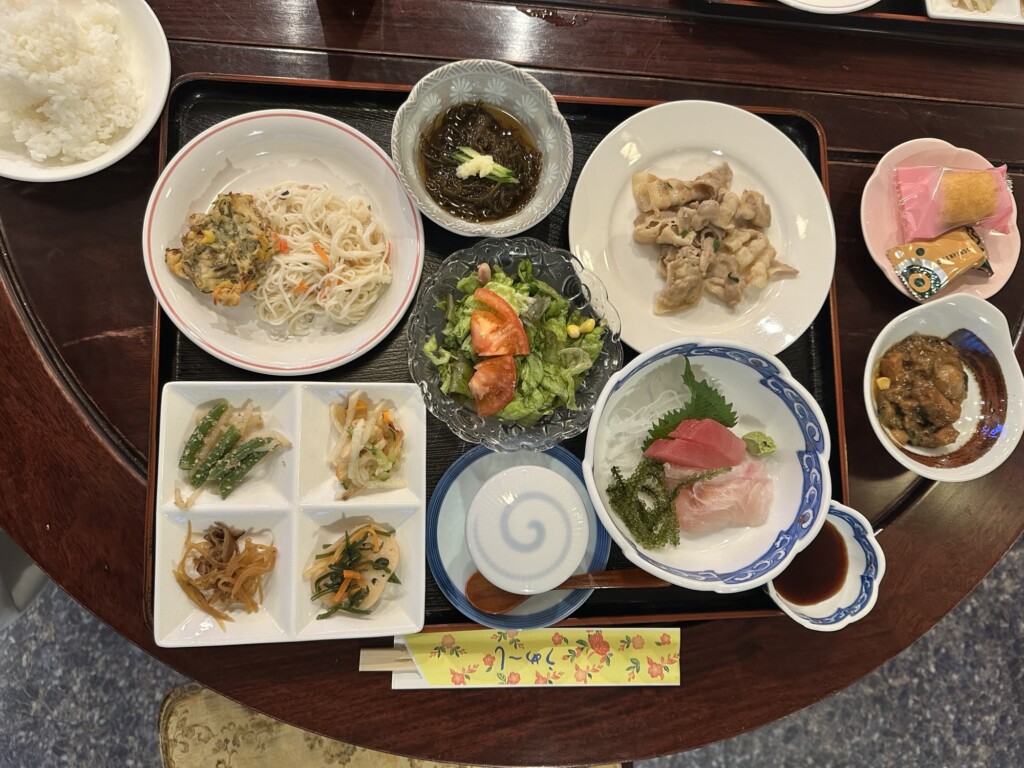 いずみ荘宿泊時の夕食。刺身や小鉢など品数の多い夕ごはん