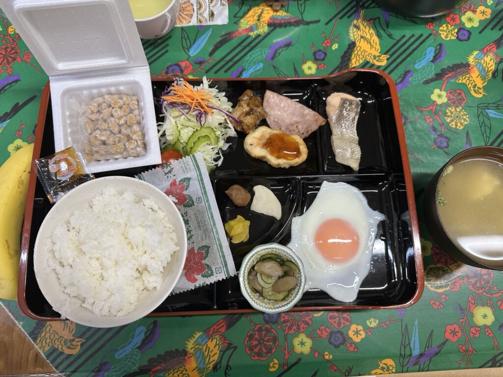 いずみ荘宿泊時の朝食。焼き魚や目玉焼き、納豆、ごはんが並ぶ朝ごはん