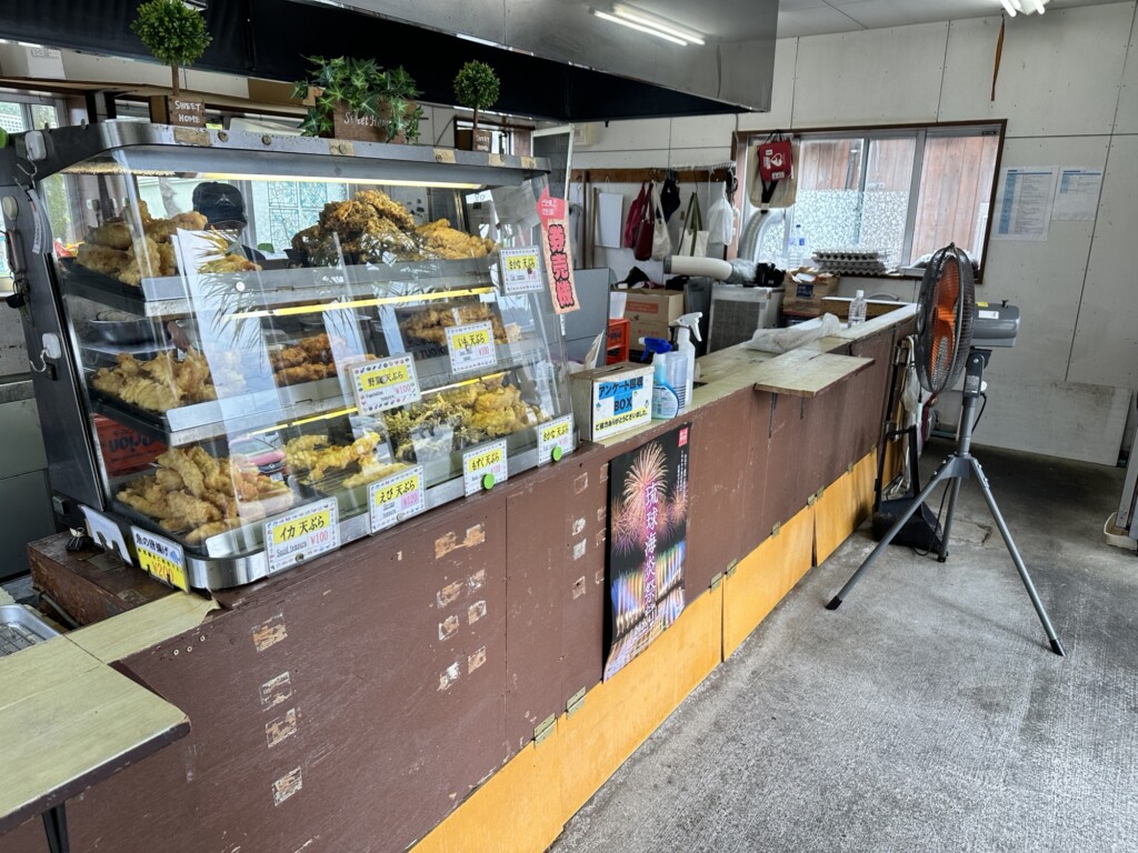 てんぷら屋ぁ～の店内。注文口と商品の受け渡しカウンターが見える