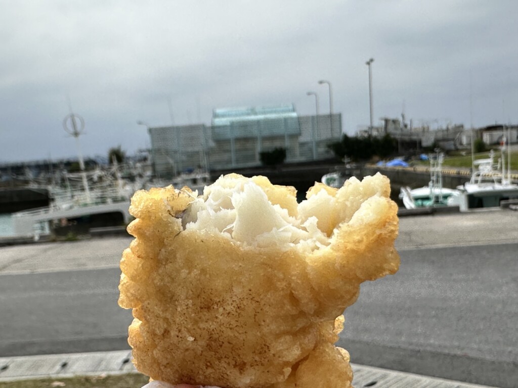 衣がぽってりと厚い、揚げたての魚天ぷら