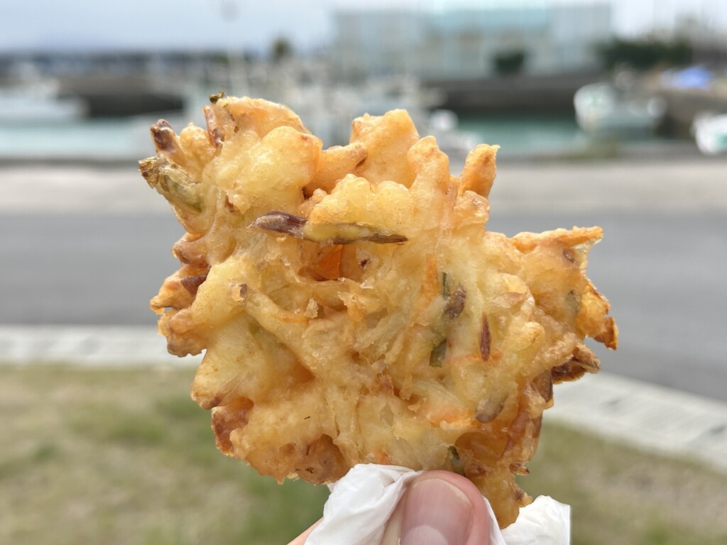 手のひらサイズよりも大きな野菜天ぷら