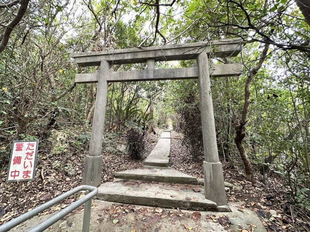 部間権現の鳥居と参道の様子