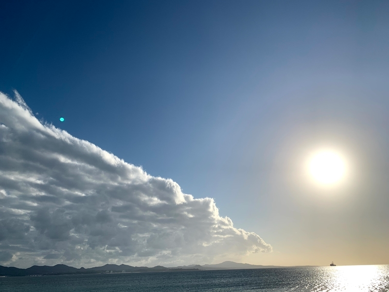 青空と雨雲の境目がはっきり見える沖縄の空